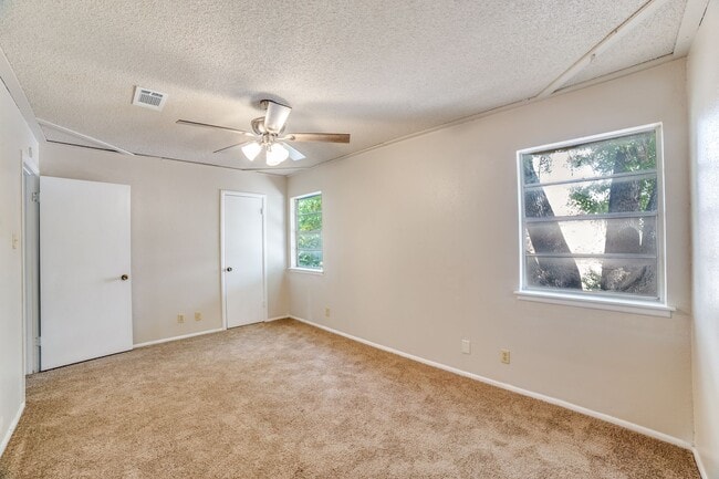 Building Photo - Charming 2-bedroom, 1.5 bath townhome in t...