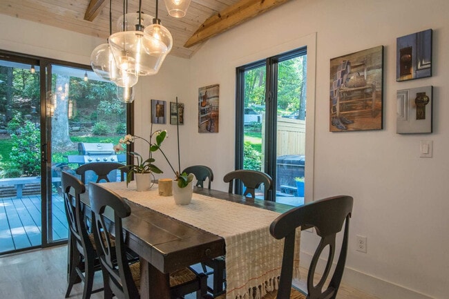 Building Photo - 2750 Holly Hill Dr