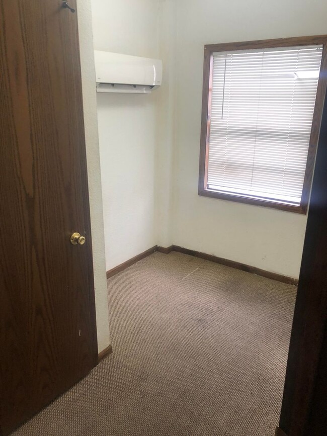 Building Photo - Large 4 Bedroom 2 bath