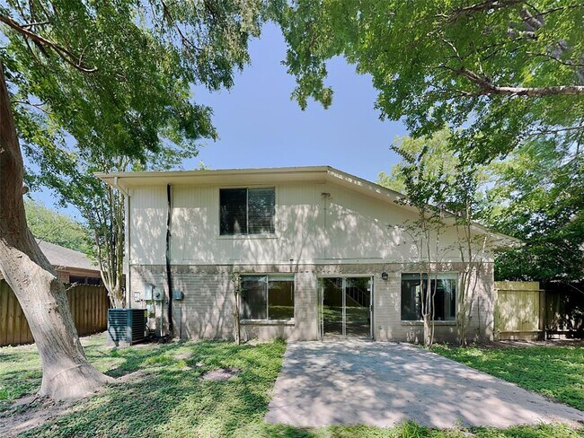 Building Photo - 8527 Woodland Willows Dr