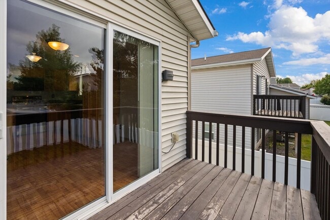 Building Photo - Amazing 3 Bedroom/2 Bath Bi-Level Home for Rent