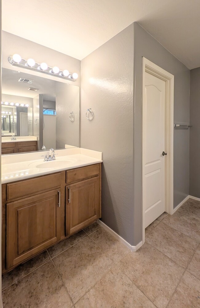 Building Photo - 10138 E Isabella Ave