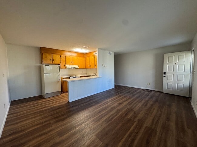 Building Photo - Ground level apartment with washer and dryer included!