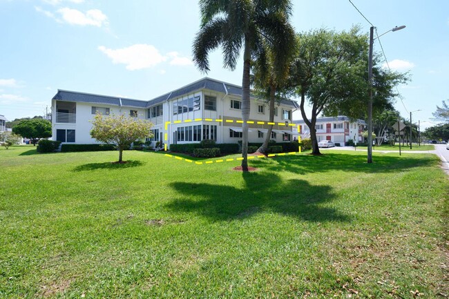 Building Photo - 2920 Lake Osborne Dr