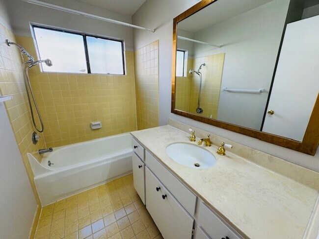 Building Photo - Wonderful, single level townhome w/attached garage available for move-in now!