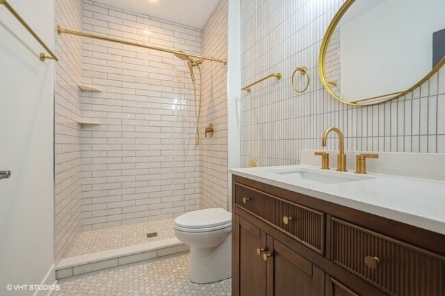 Building Photo - 456 E Oakwood Blvd Unit 2