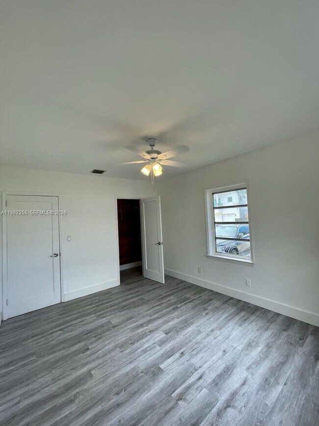 Building Photo - 820 SE 12th St