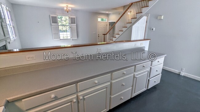 Building Photo - 2 Bed Cape Cod + Large Hobby Room