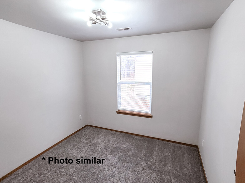 Building Photo - 213 S Dewey Ave