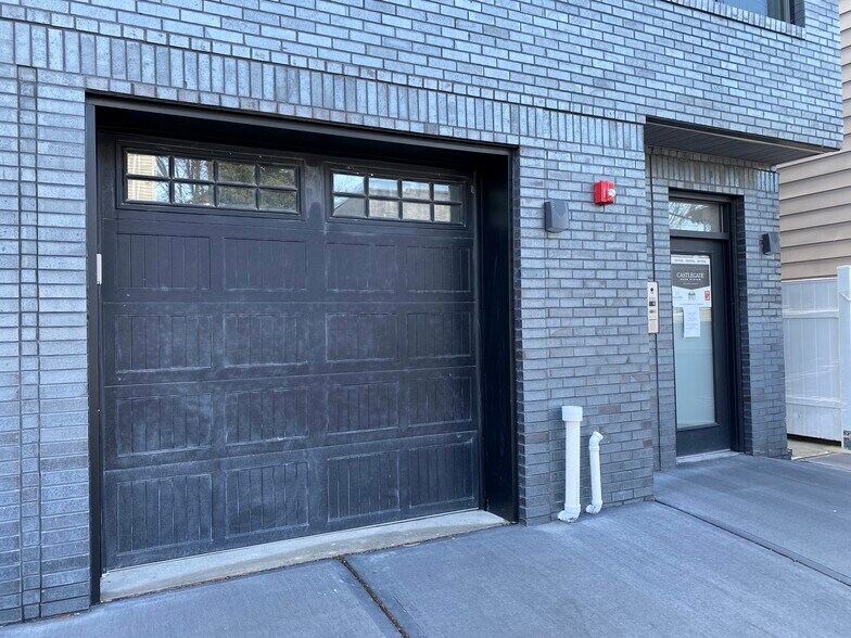 Building Photo - 37 Spruce St