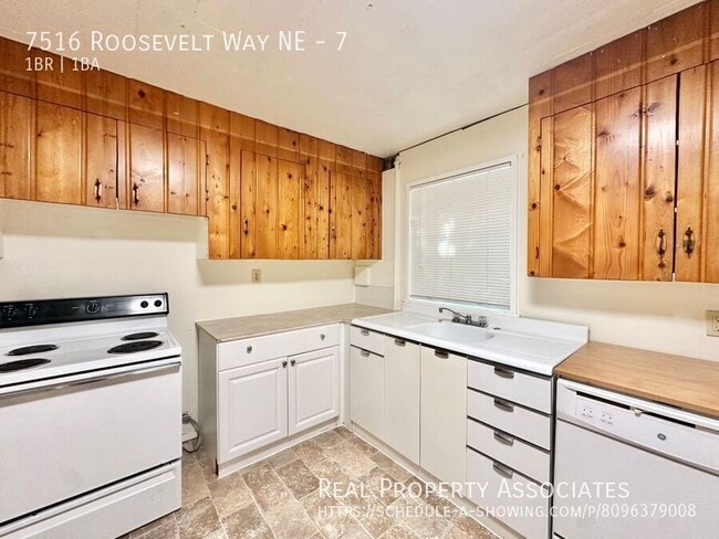 Building Photo - 7516 Roosevelt Way NE