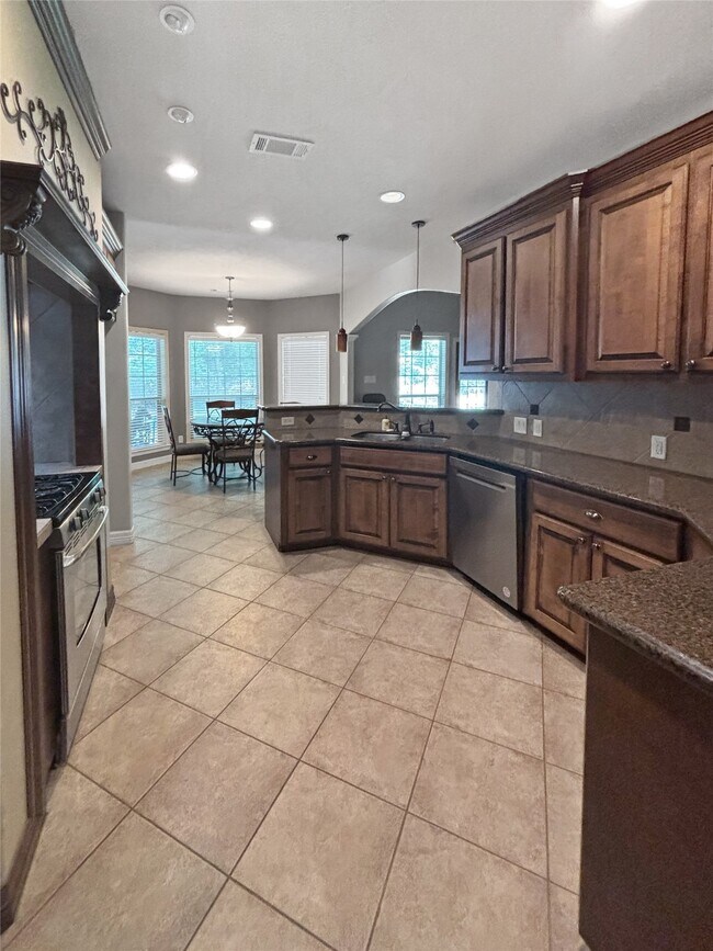 Building Photo - 289 Broadmoor Dr