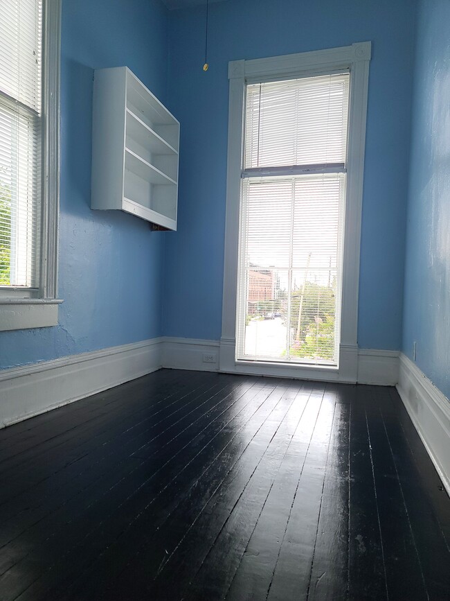 Building Photo - 319 W 33rd St