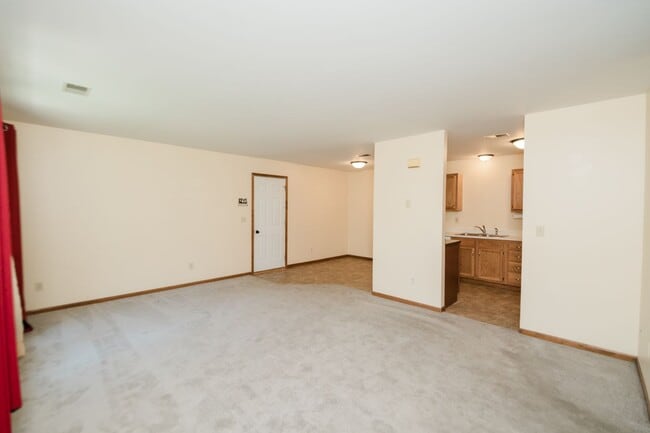 Building Photo - Maintenance free 2 bedroom, 1 bath town-ho...