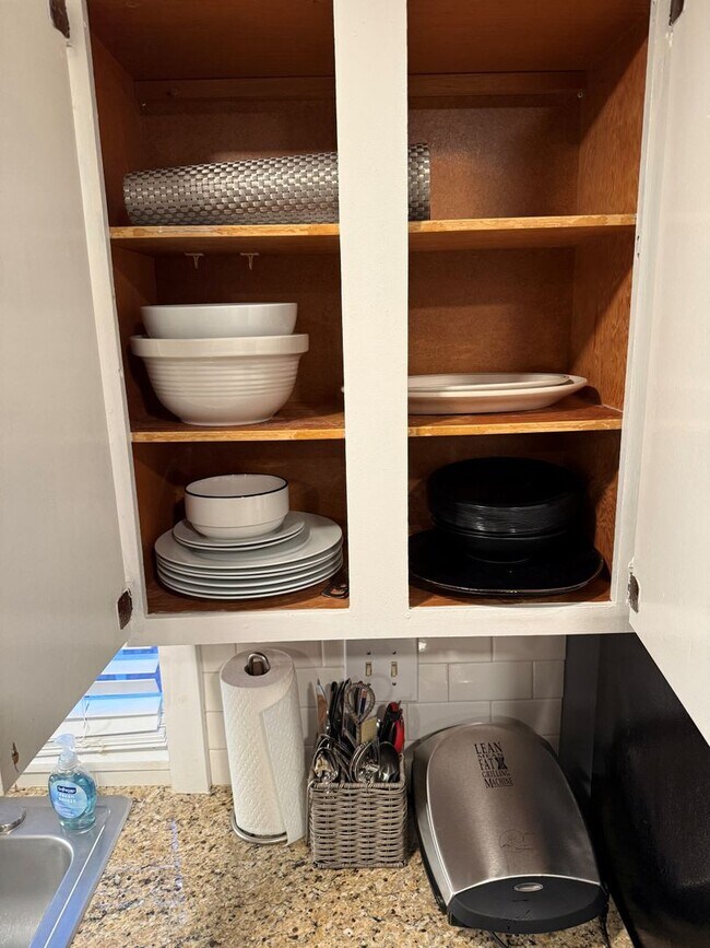 Building Photo - 1515 1/2 S Carson Ave