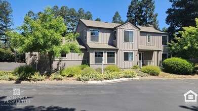 Building Photo - 3 Bedroom/2.5 Bathroom Home in Sonoma Greens!