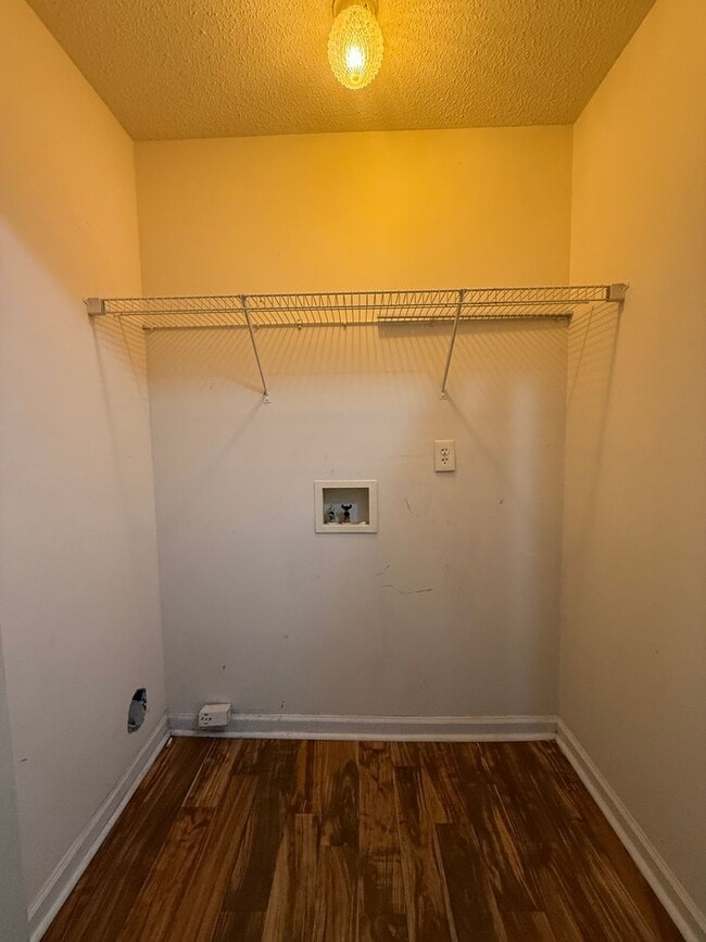 Building Photo - 3 bed, 2 bath home with back yard and one ...