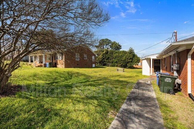 Building Photo - 1208 S 9th St