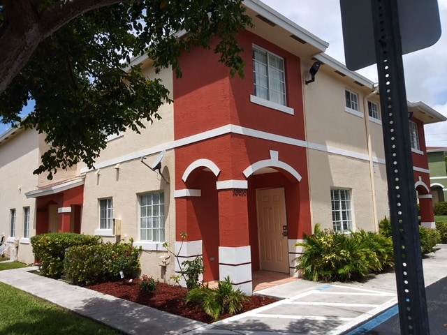 Building Photo - 18616 SW 100th Ave