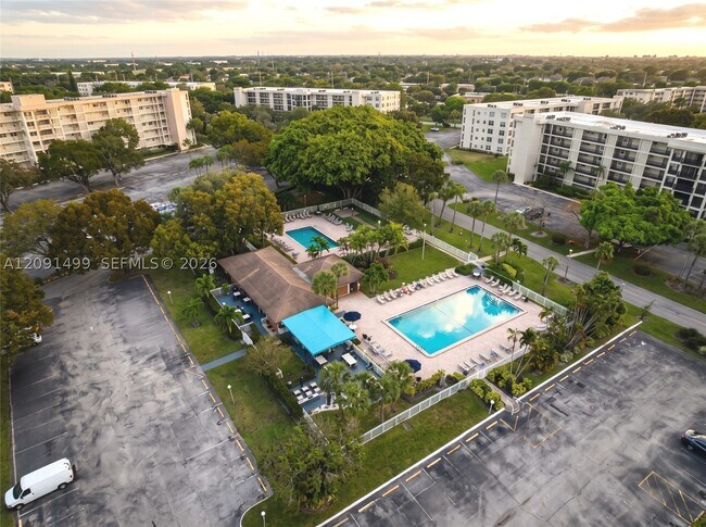 Building Photo - 2681 S Course Dr