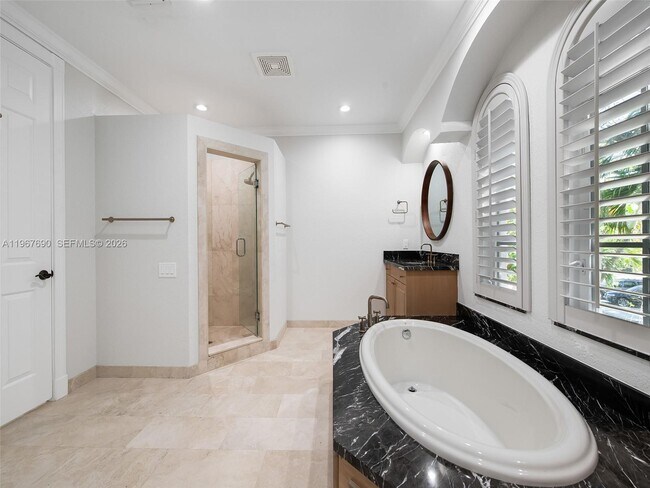 Building Photo - 827 SE 2nd Ct