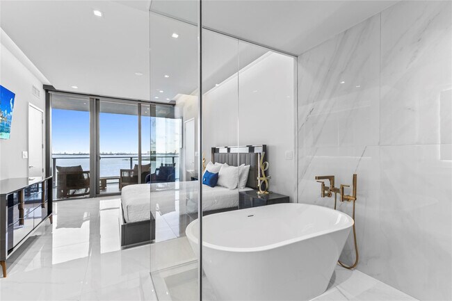 Building Photo - 700 NE 24th St