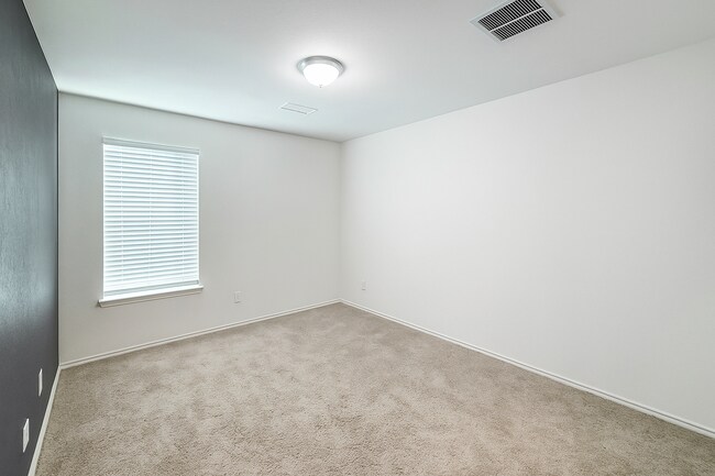 Building Photo - Charming 3-Bedroom Single-Story Home with ...