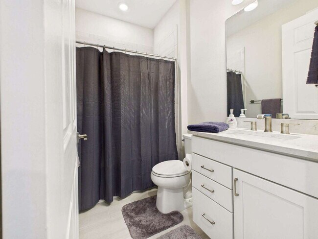 Building Photo - Furnished 3 Bedroom, 2 Bath Single-Family ...