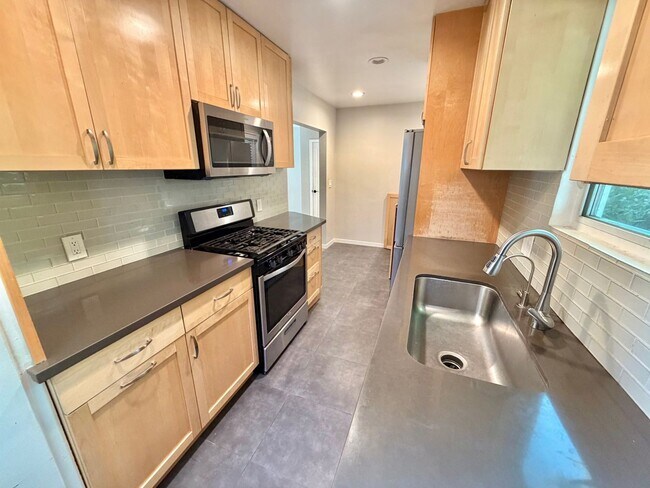 Building Photo - Charming El Segundo Bungalow w/ In-Unit Laundry & Huge Backyard!