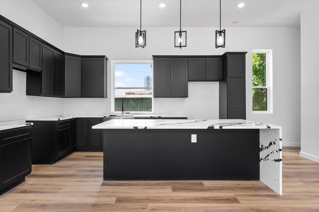 Building Photo - Spacious Townhouse in Dallas