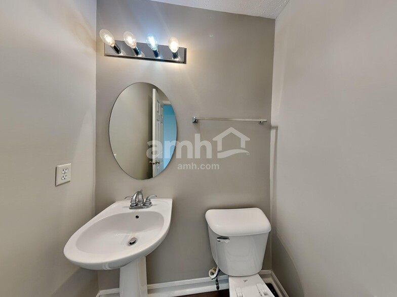Building Photo - 10765 Standish Pl