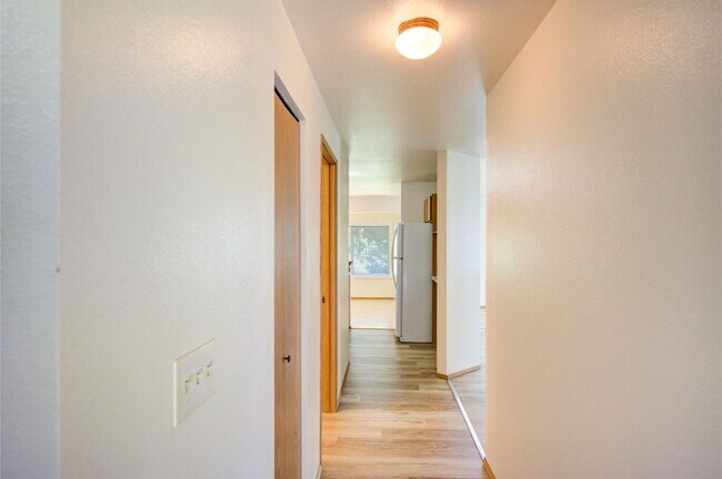 Building Photo - For Lease Edmonds - 900 Sq. Ft Two bed-One/Bath Duplex