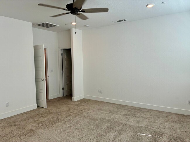 Building Photo - 2846 E Tamarind Dr