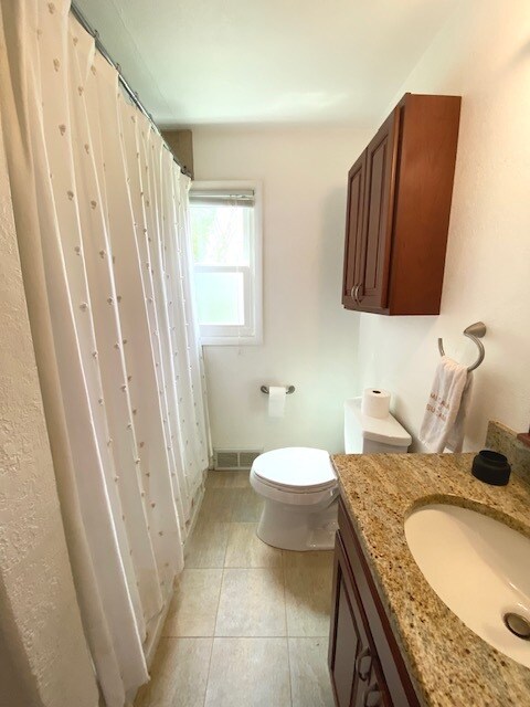 Building Photo - 122 N Kenosha Dr