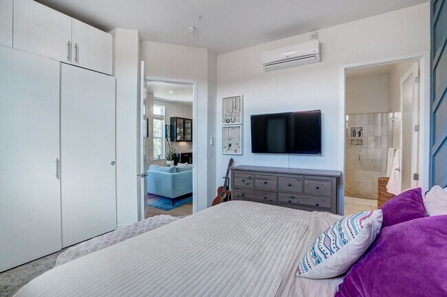 Building Photo - 2 bedroom 2 bath Penthouse apartment in Wa...