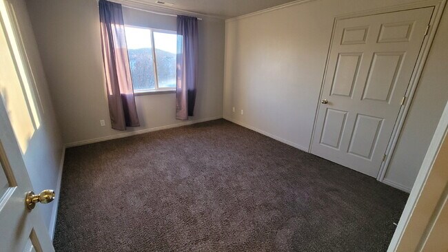 Building Photo - "Charming 3-Bed, 2-Bath Top Floor Condo in...