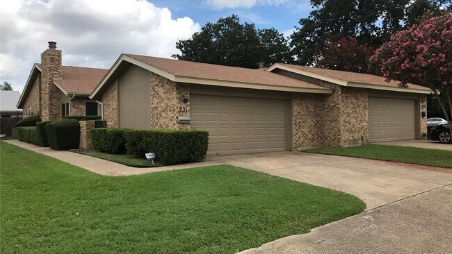 Building Photo - 2232 Shady Brook Dr