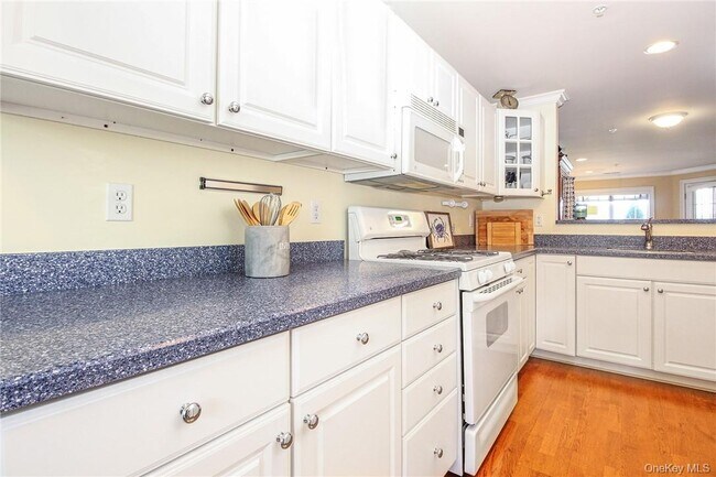 Building Photo - 213 Waterside Close