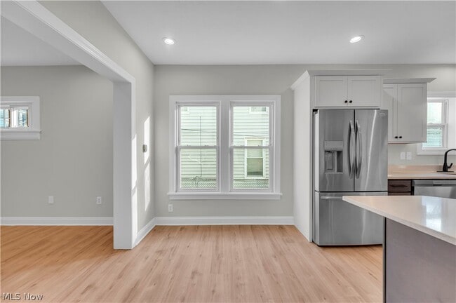 Building Photo - 1330 W 67th St