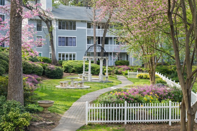 Building Photo - 1400 Summit N Dr