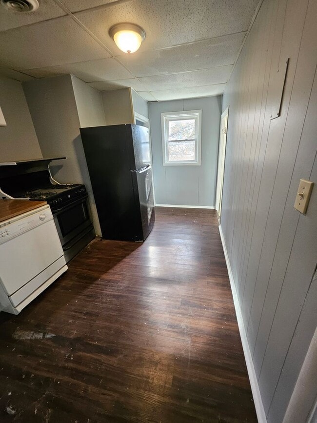 Building Photo - Upper 1 bedroom unit