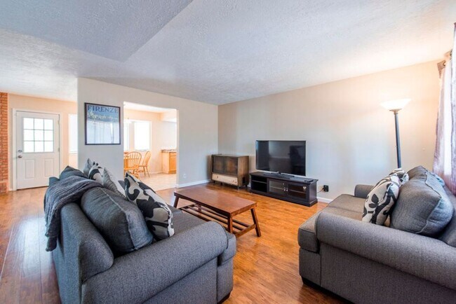 Building Photo - Three Bedroom Two Bath NE Heights