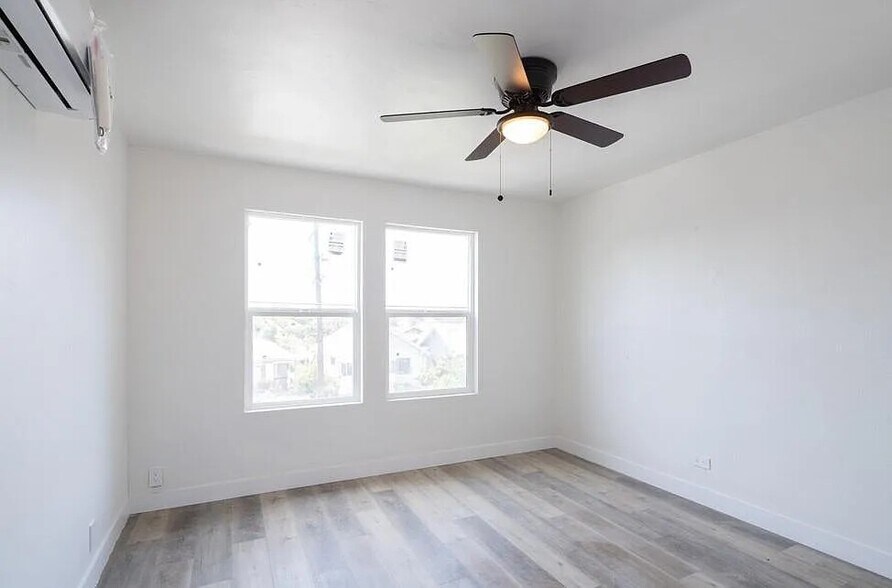 Building Photo - 1587 W 35th Pl