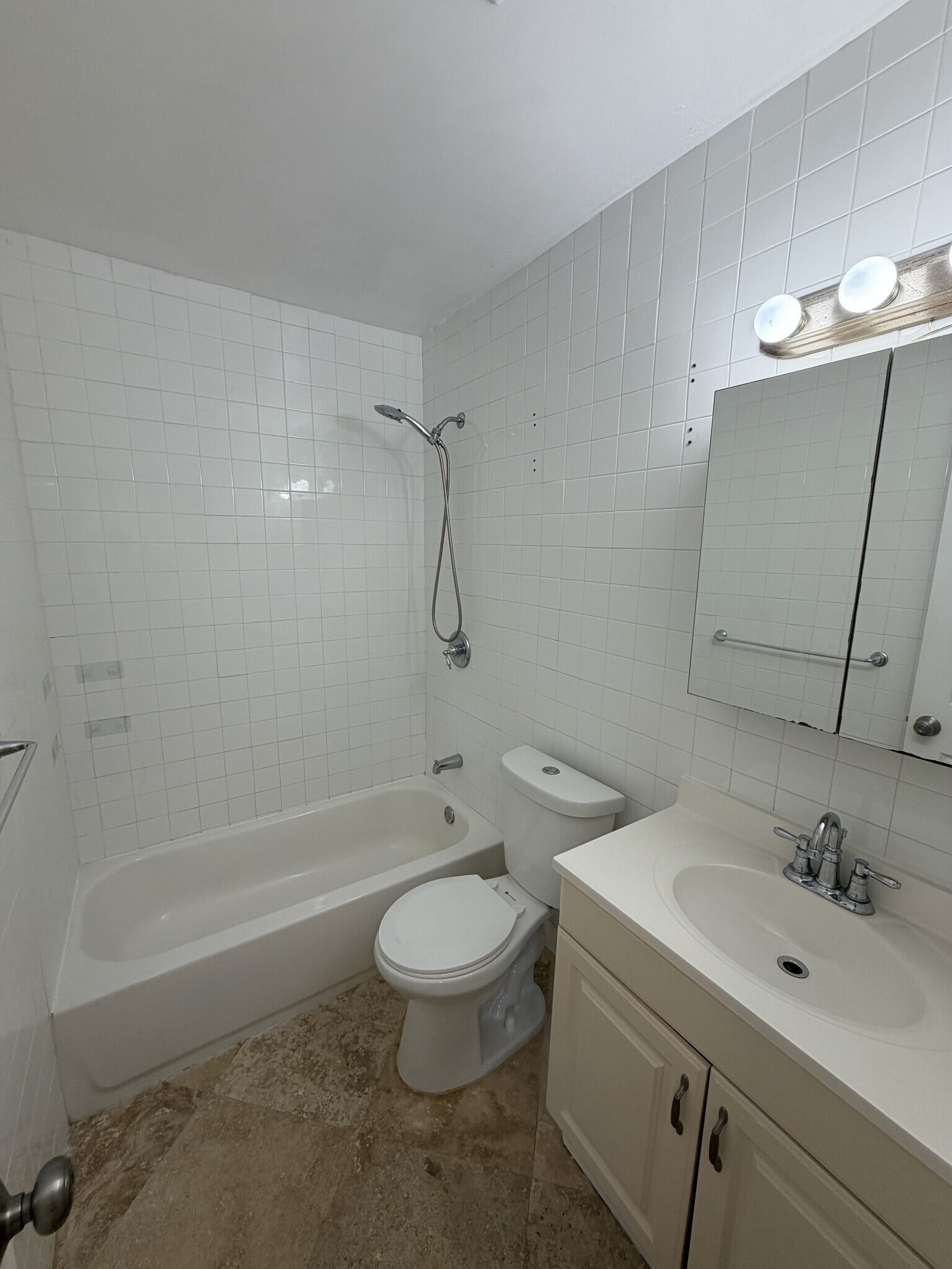 Building Photo - 3 Bed/3 Bath