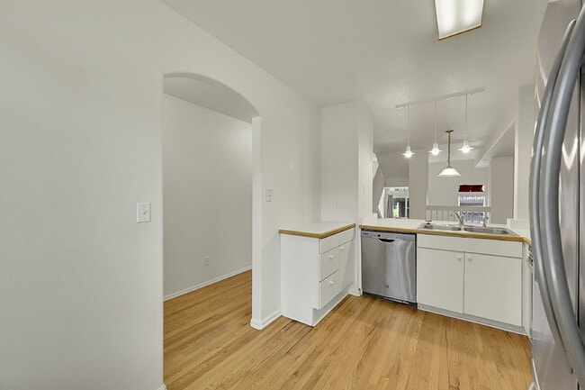 Building Photo - $1,950- 2 Bed, 2 Bath Townhouse in Denver with Washer and Dryer!