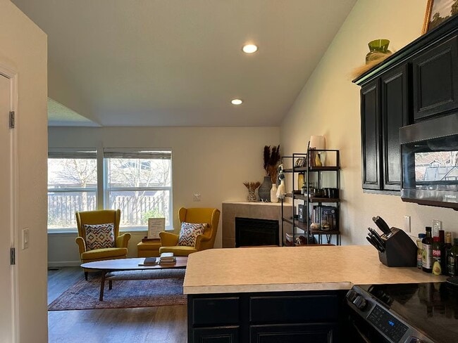 Building Photo - Furnished 3 Bedroom. 2.5 Bath Home in Dundee- Utilities Included