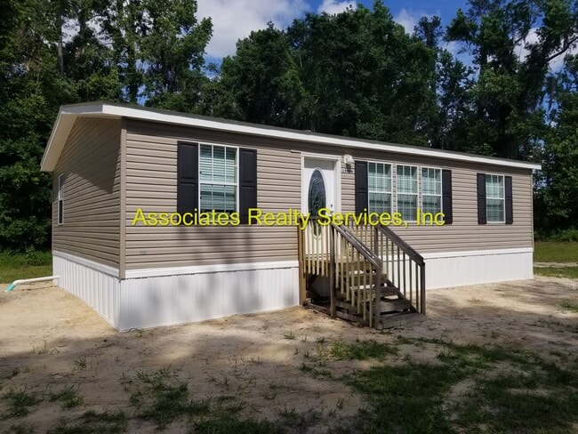 Building Photo - Remodeled and just on the Market!