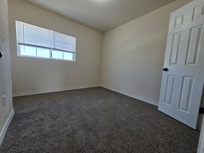 Building Photo - Town home for rent