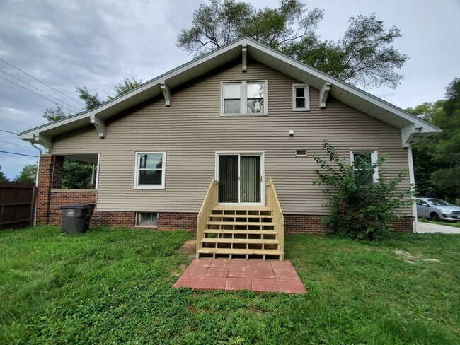 Building Photo - Large 3 Bedroom Home near Iowa State Fairgrounds!