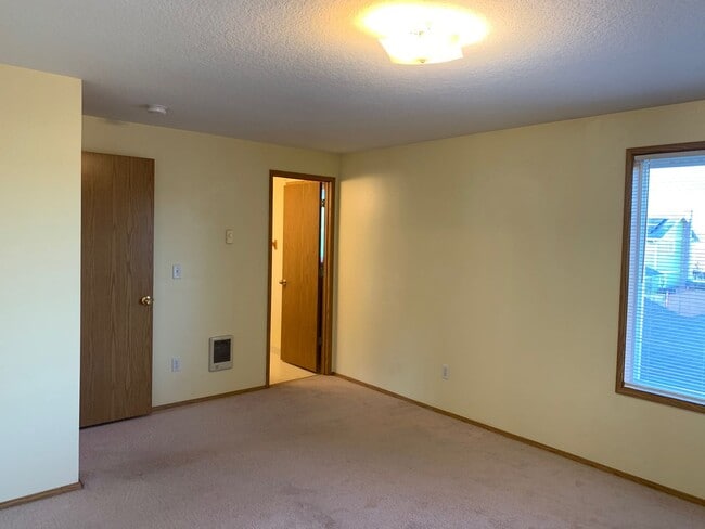 Building Photo - Spacious Home with Large Backyard in Union...
